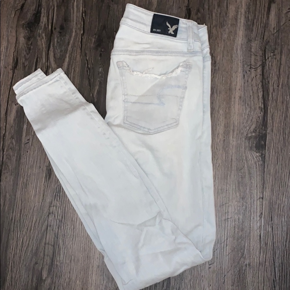 Light wash with holes, jeans
